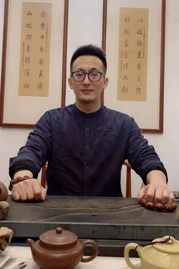  p>马良,中国汉族人,工艺艺术家,国家工艺美术师,核雕工艺师.