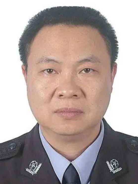 1982年12月参加公安工作,曾任信宜市公安局城南派出所副所长,巡警大队