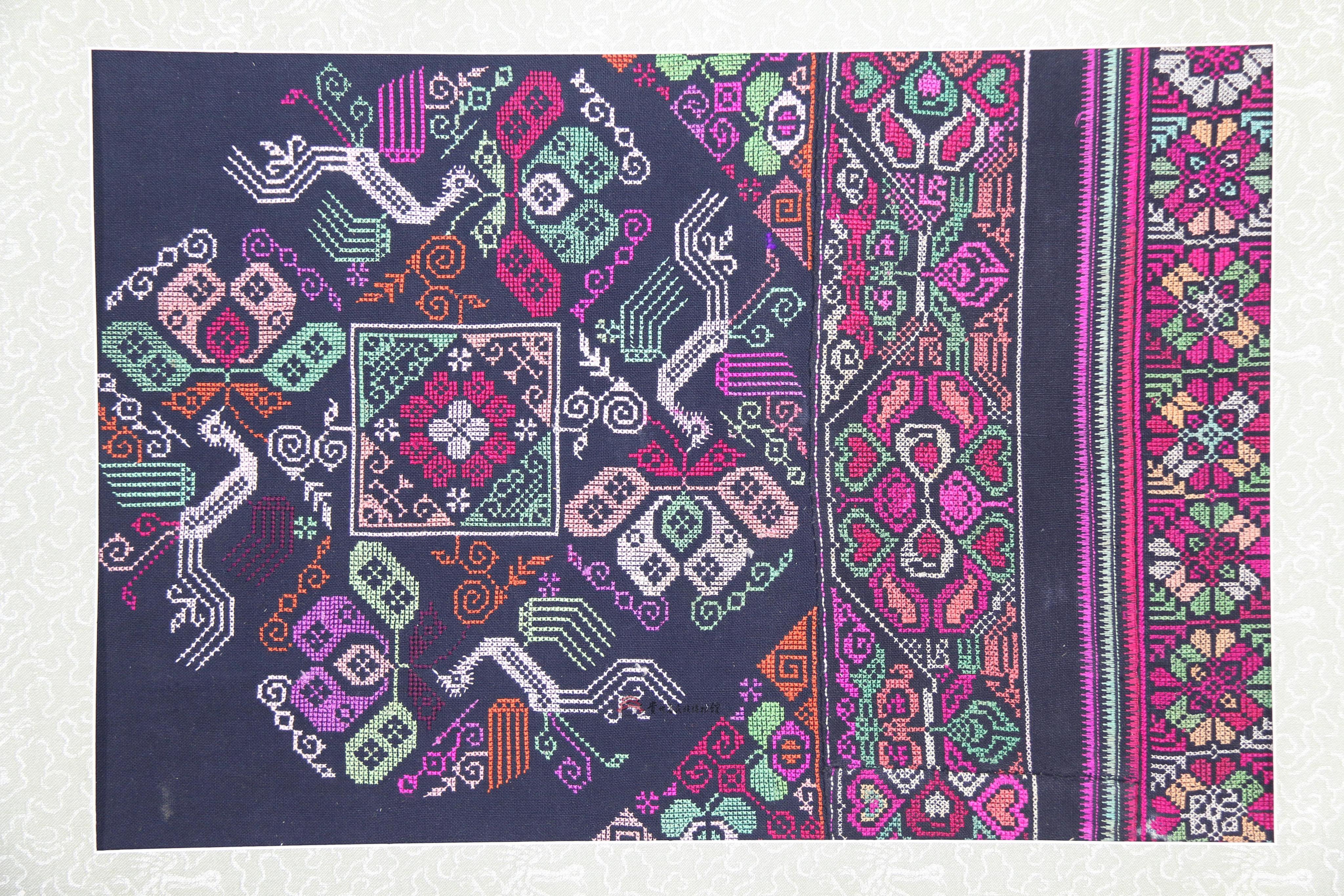 当代安龙苗族青布挑花凤鸟纹围腰