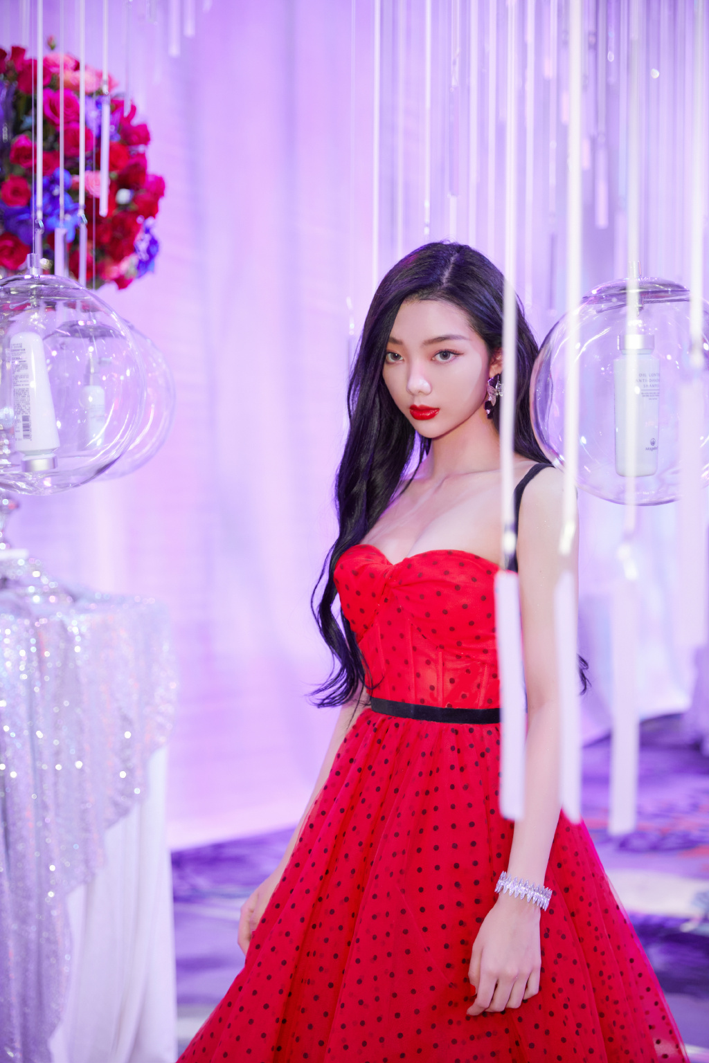">李紫婷(mimi lee),2000年1月20日出生于泰国曼谷,泰籍华裔女歌手