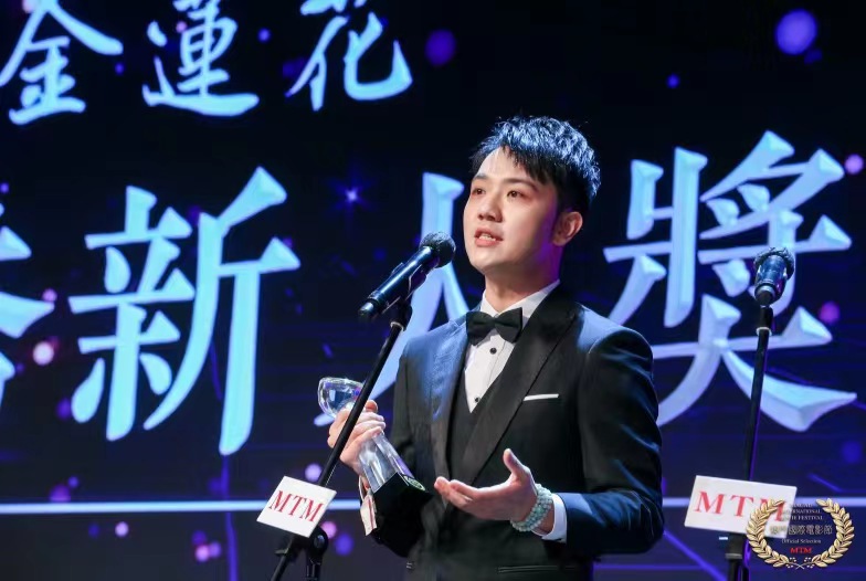 年,参演了曹茜茜导演现实主义题材电影《您好,北京》并在片中饰演闫男