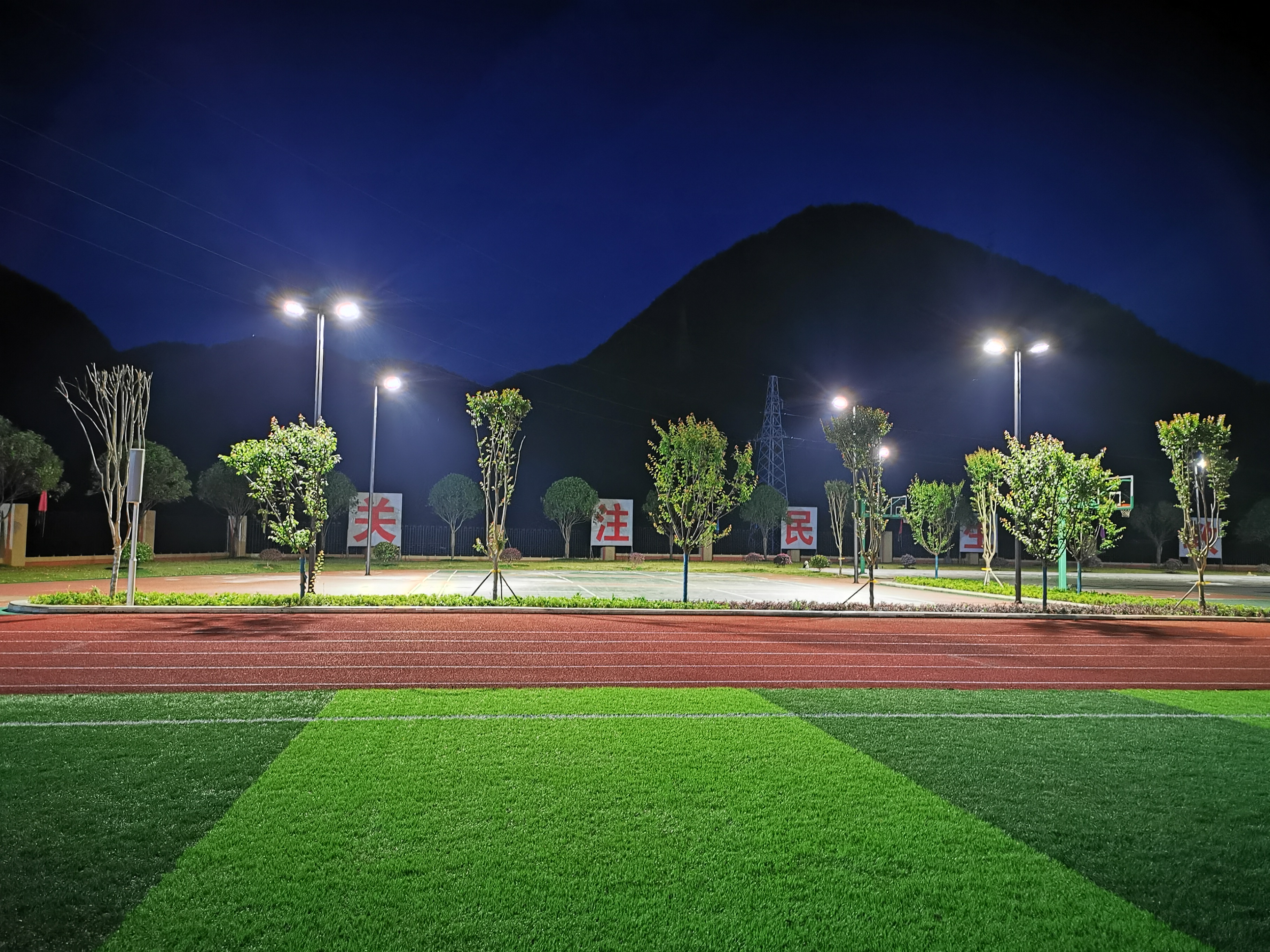 明德外国语学校是一所十二年一贯制寄宿制中小学,位于野三关集镇中心