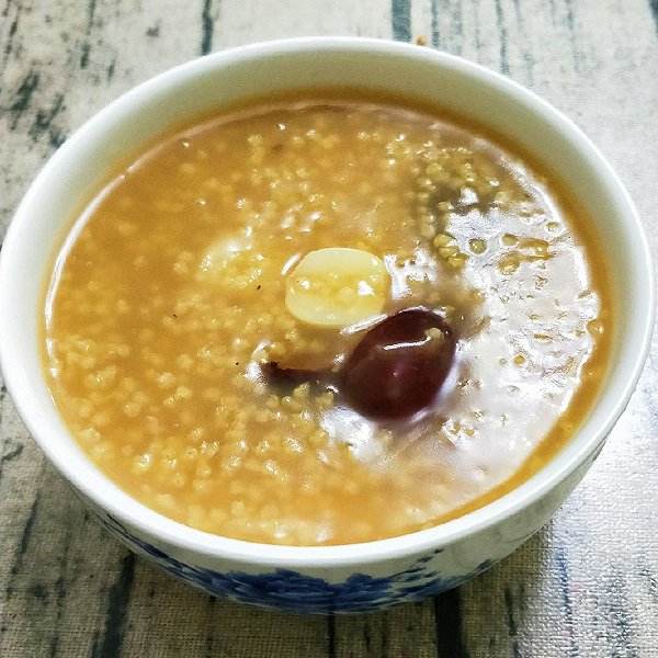  p>红枣莲子小米粥是一道用红枣,小米,莲子混合熬制而成的养生粥.