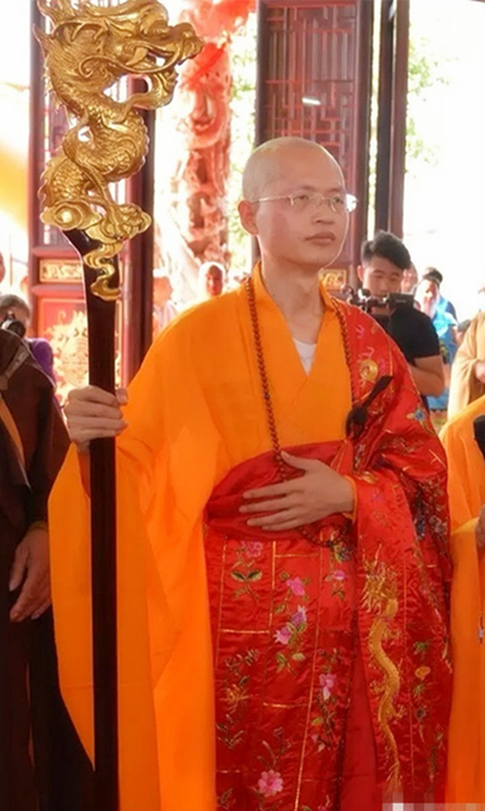 专业研究生,于2000年3月在广东四会六祖寺方丈大愿大和尚座下披剃出家