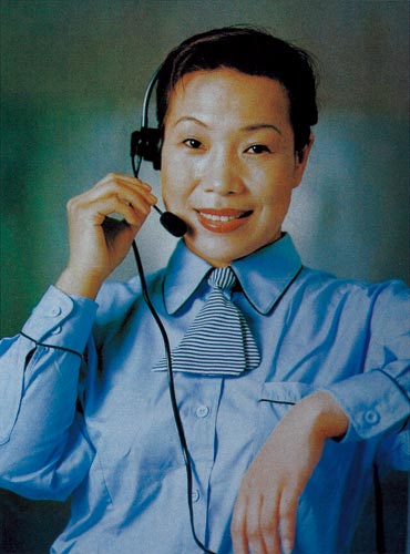 女,汉族,1962年出生,中共党员,公交"李素丽服务热线"负责人