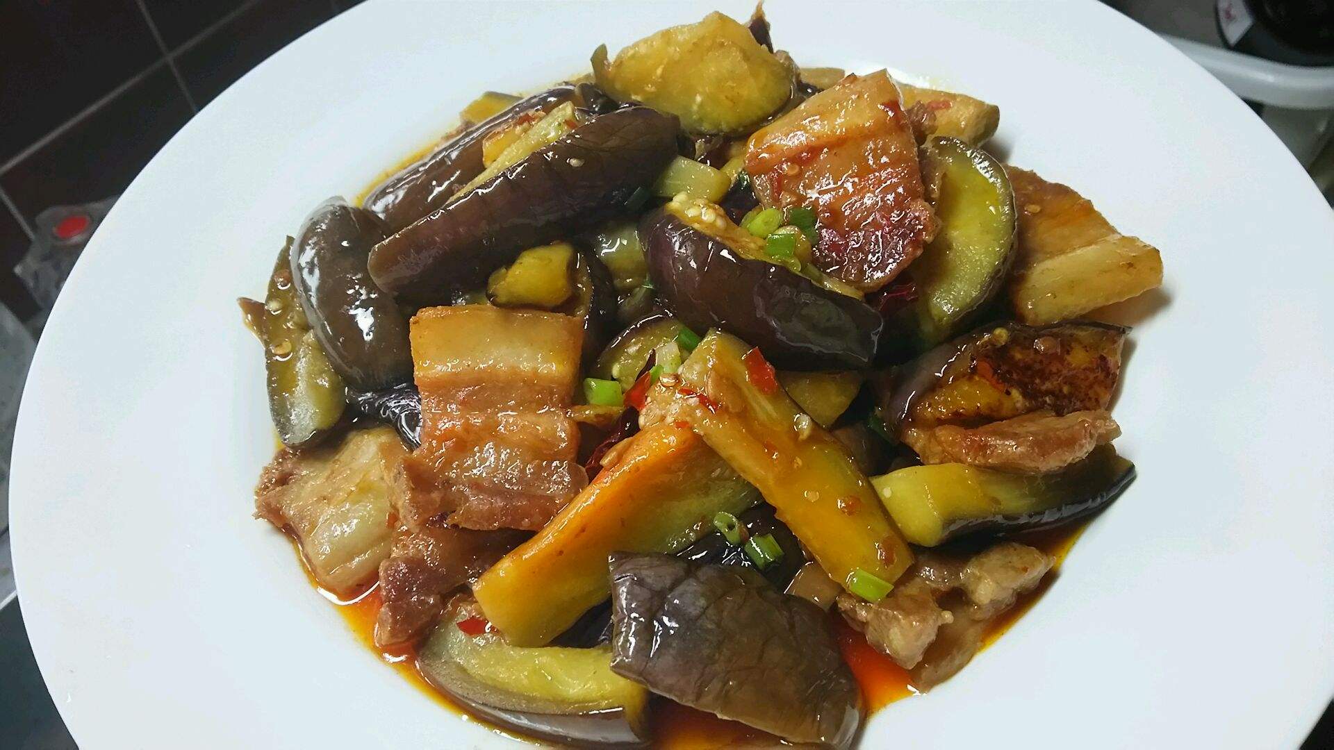  p>猪肉炖茄子的做法简单,是菜谱里的常见菜,猪肉炖茄子口味属于,做法