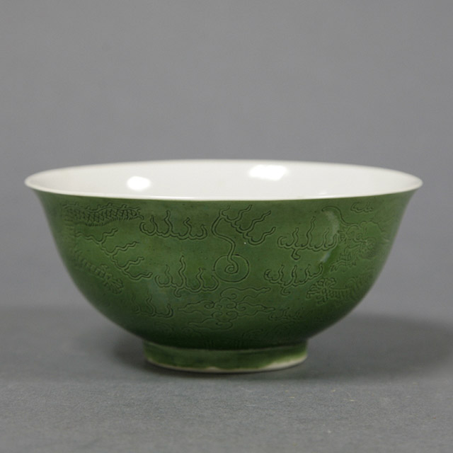 景德镇窑绿釉刻花云龙纹碗