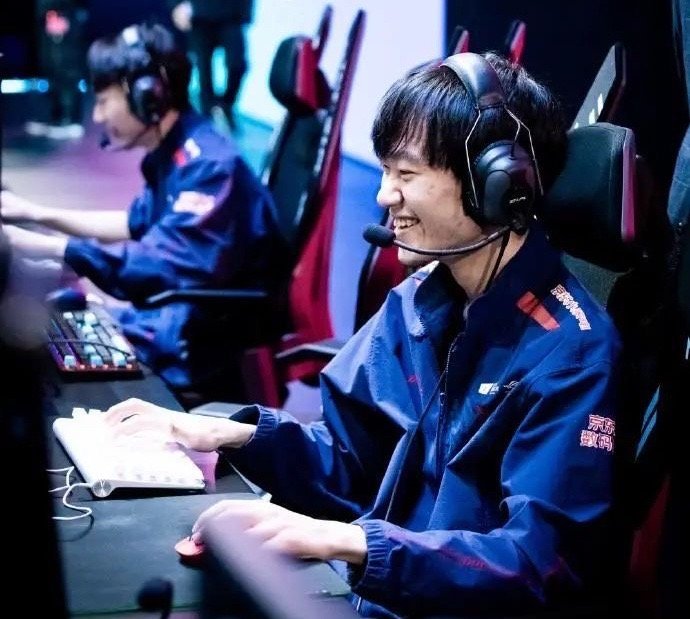 卓定(游戏id:knight),2000年5月22日出生于