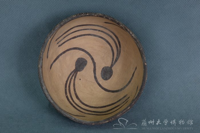 马家窑文化鸟纹黑彩内外彩彩陶钵