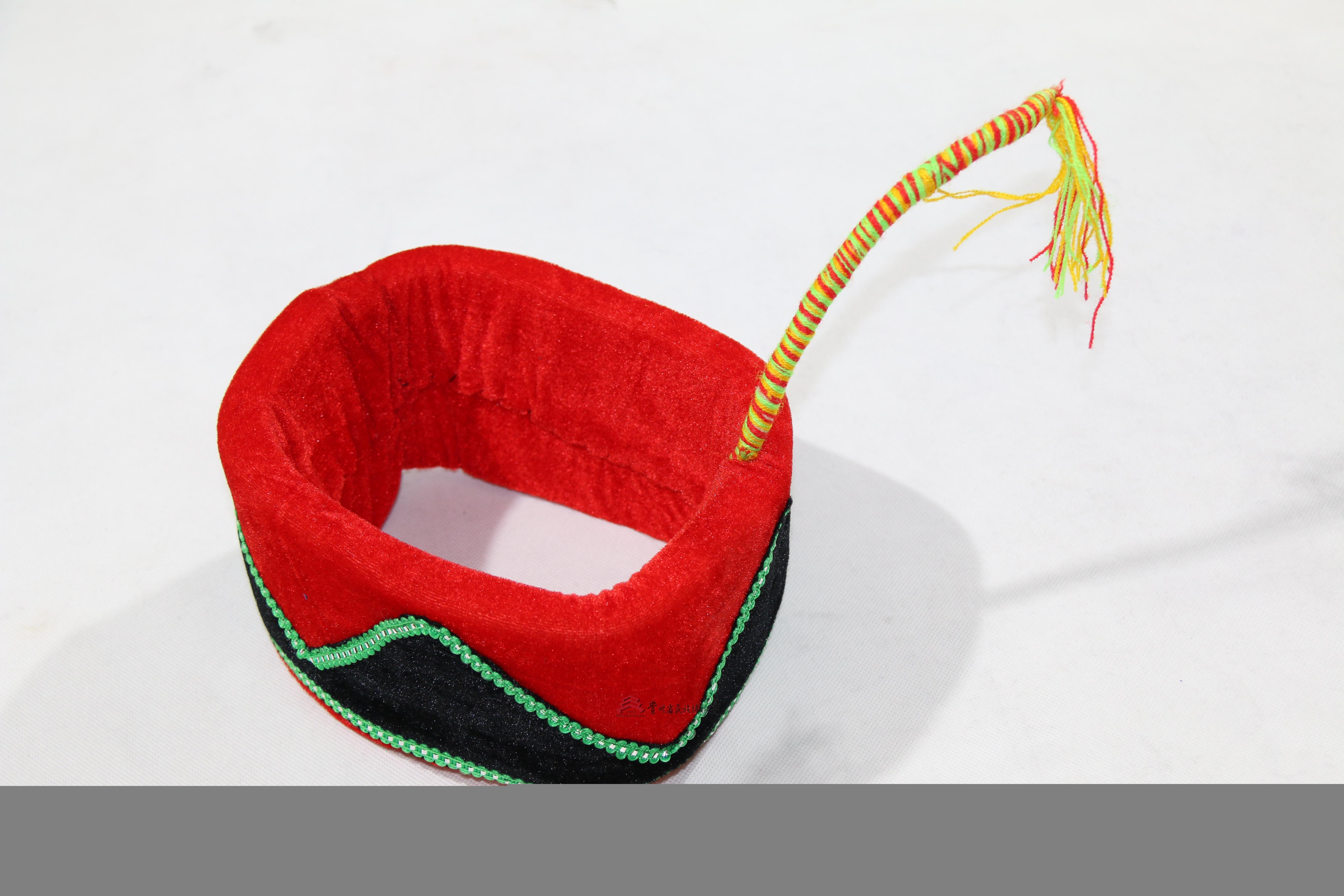 当代四川凉山彝族红黑绒布英雄结童帽