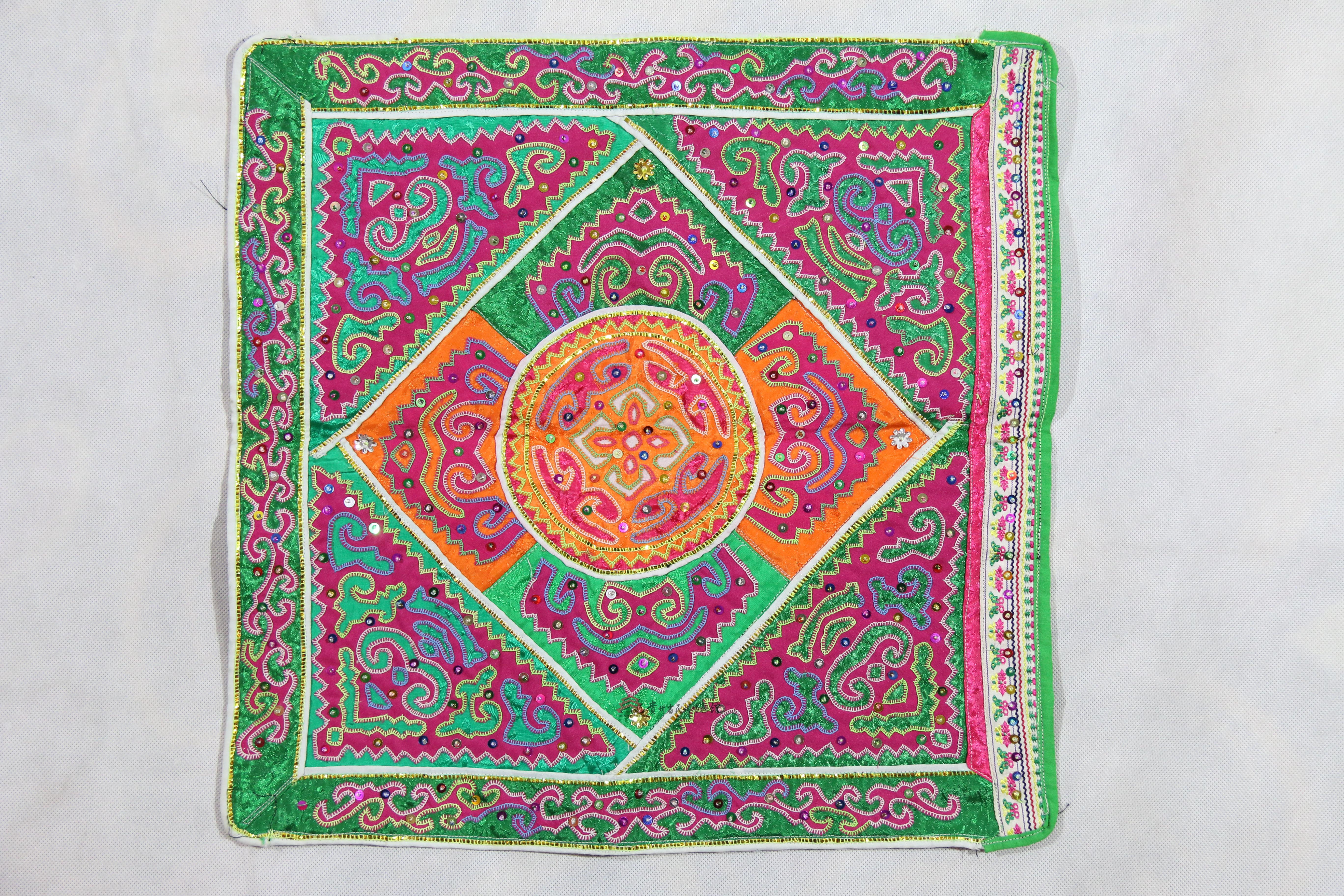 当代从江摆翁瑶族布贴太阳纹背带盖绣片