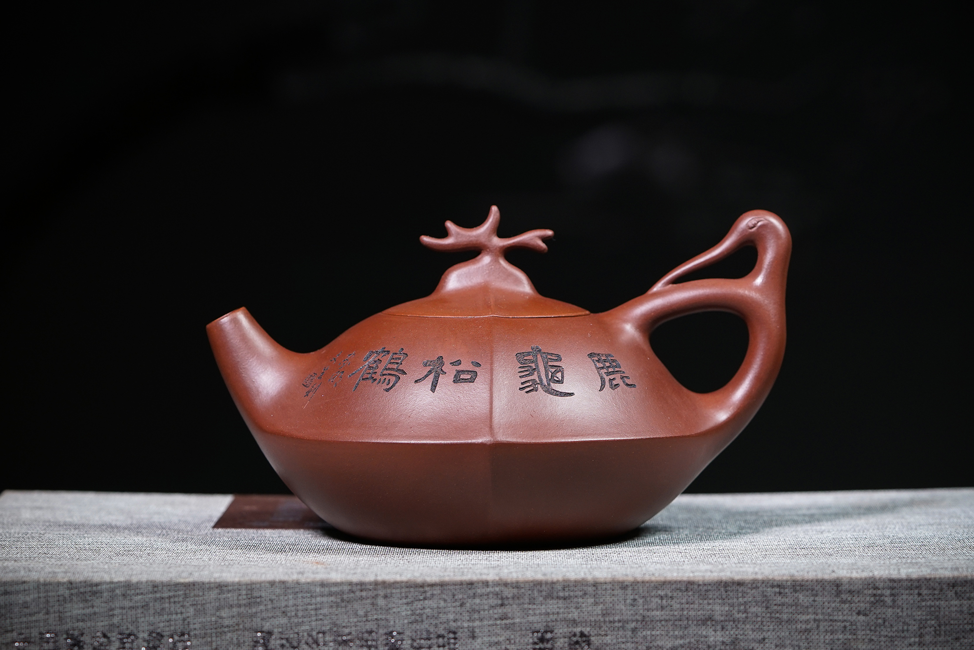 data-id="gnbw95r1s4">丁洪顺,一九五五年生于江苏宜兴,七三年进紫砂