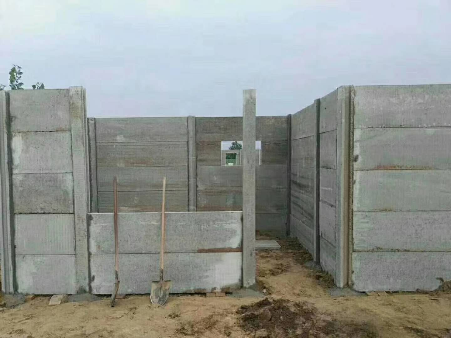 相比红砖围墙,预制水泥围墙板由于施工简单,造价低,可以美化等优点,在