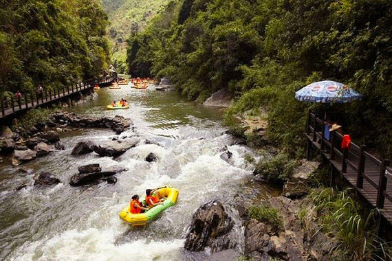 p>碧水峡漂流位于风景秀丽素有"广州后花园"美称的从化良口新温泉