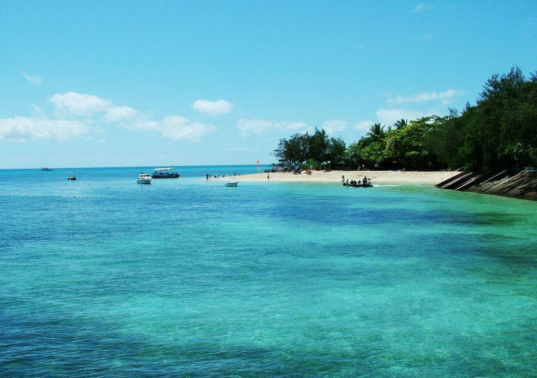 在距岸较远的 a target="_blank" href="/item/浅海/10451877" data