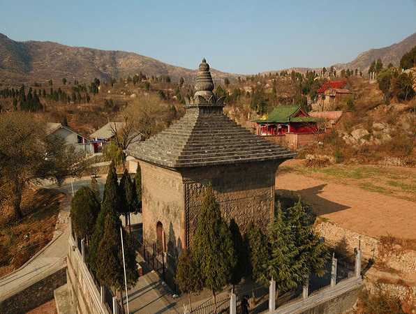  p data-id="gnhdq7303x">修定寺塔,俗称"唐塔",位于河南省安阳市西北