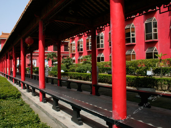  p>武汉湖滨花园酒店按五星级标准建造,位于 a href="#" data-lemmaid