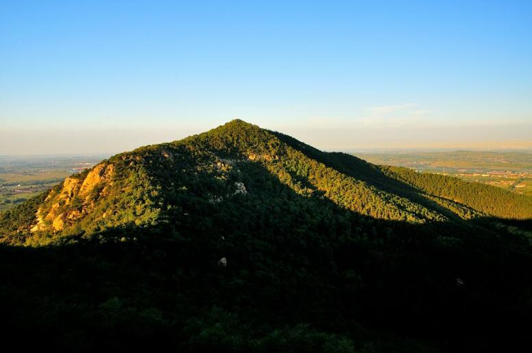  p>文峰山位于山东省临沂市 a href="#">兰陵县 /a>城西部,地处苏鲁