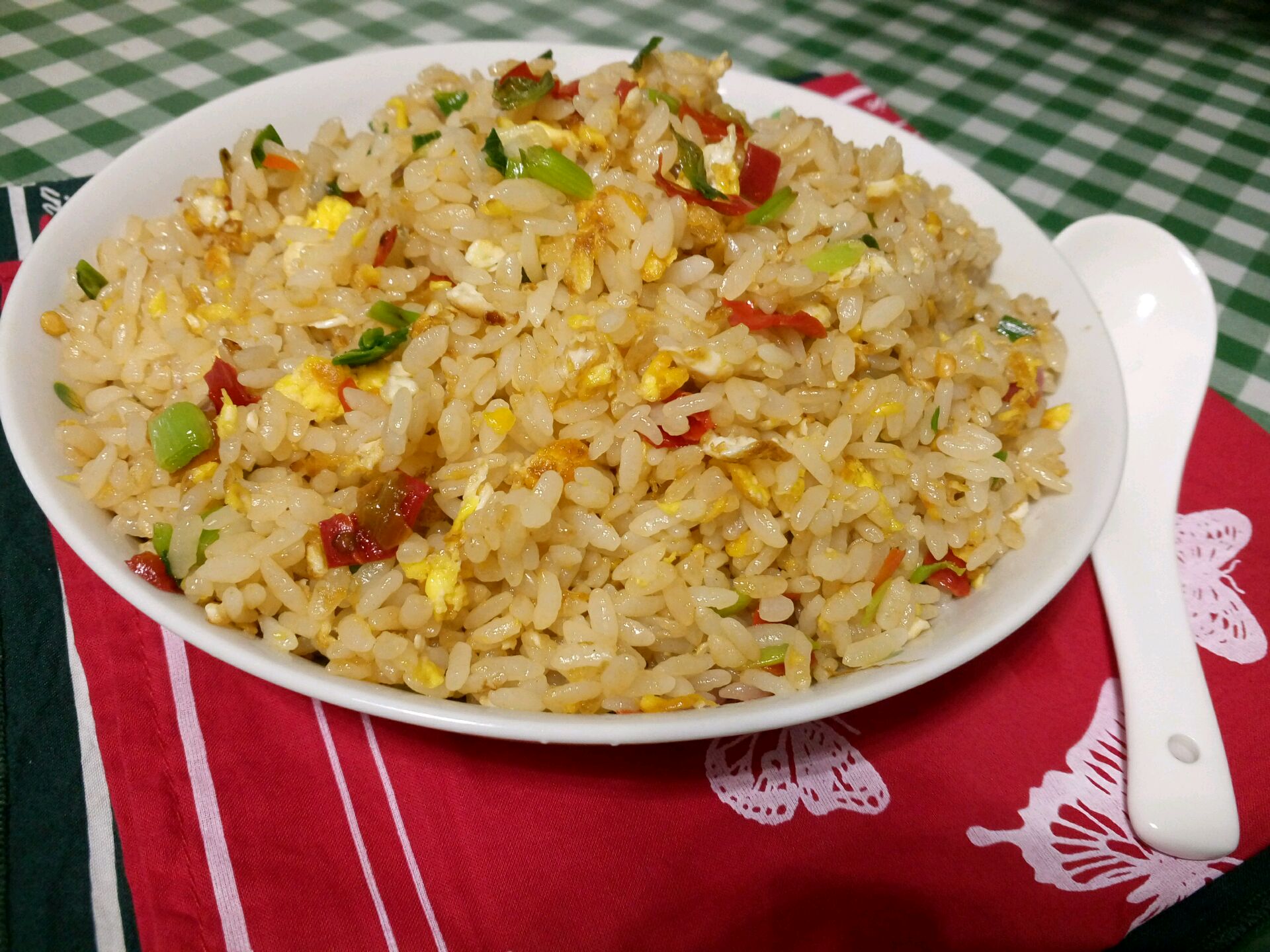  p data-id="t8ubfkvejqlp">葱香豉油蛋炒饭是以米饭,鸡蛋等为主料
