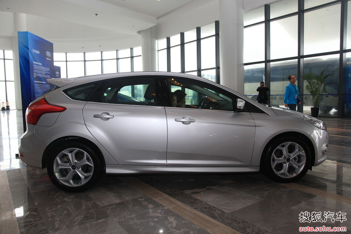  p>在车身外观造型上,福克斯两厢保留了许多设计线条,同时加入立体