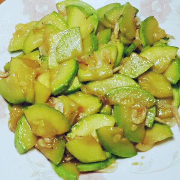  p>西葫芦炒虾皮是一道菜品,食材为西葫芦,虾皮,枸杞子,淀粉(玉米),盐