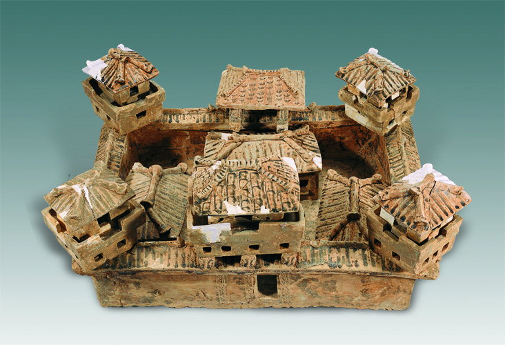  p>此展品为三国时期的陶瓷器,坞堡呈长方形,由围墙,正楼,角楼,正房