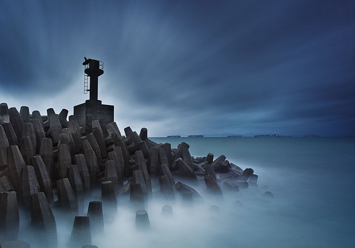 拼音是liào wàng,意思指登高远望,特指从高处或远处 a target="