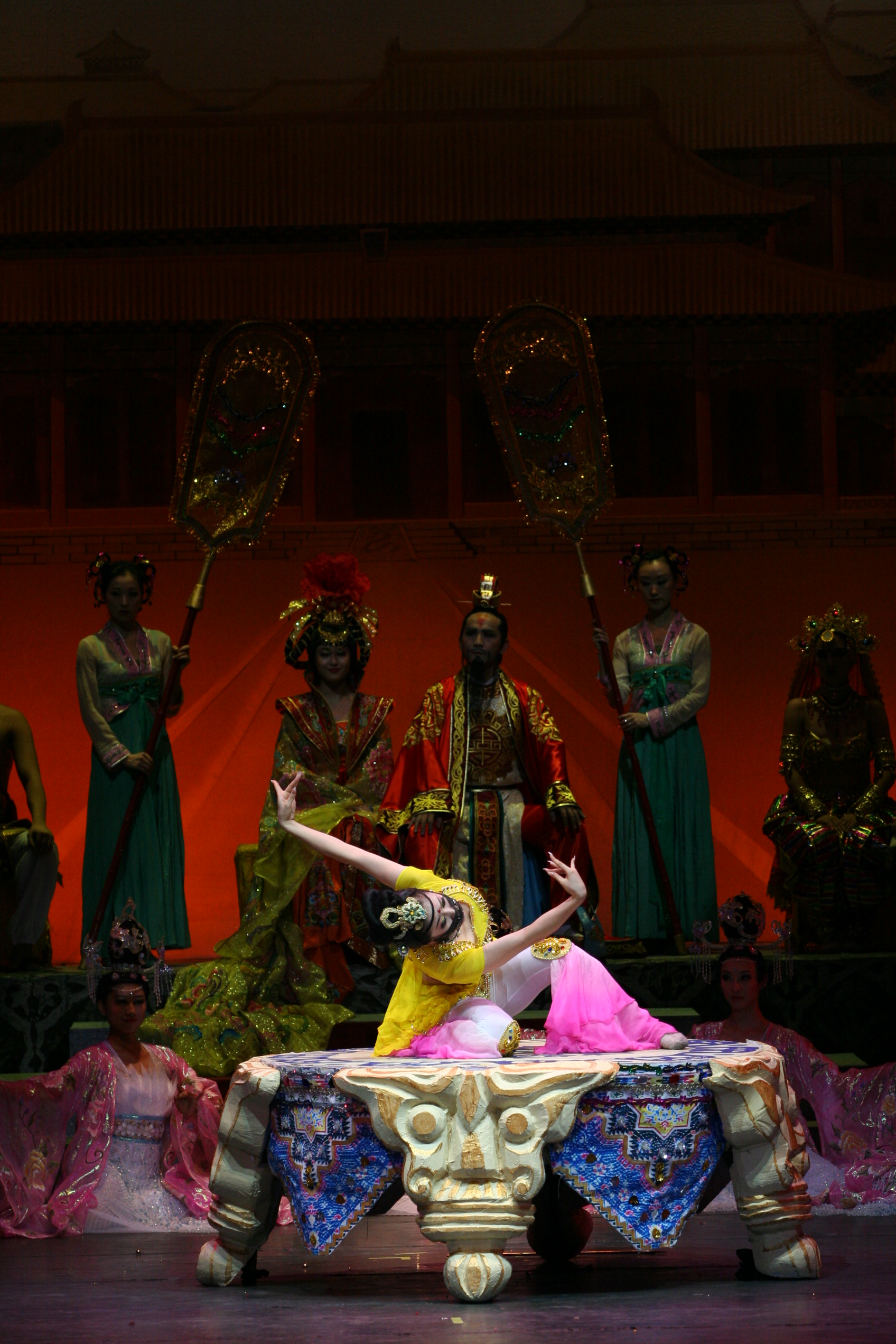  p>《丝路花雨》是中国自1979年起首演的大型民族舞剧,由《丝路花雨》