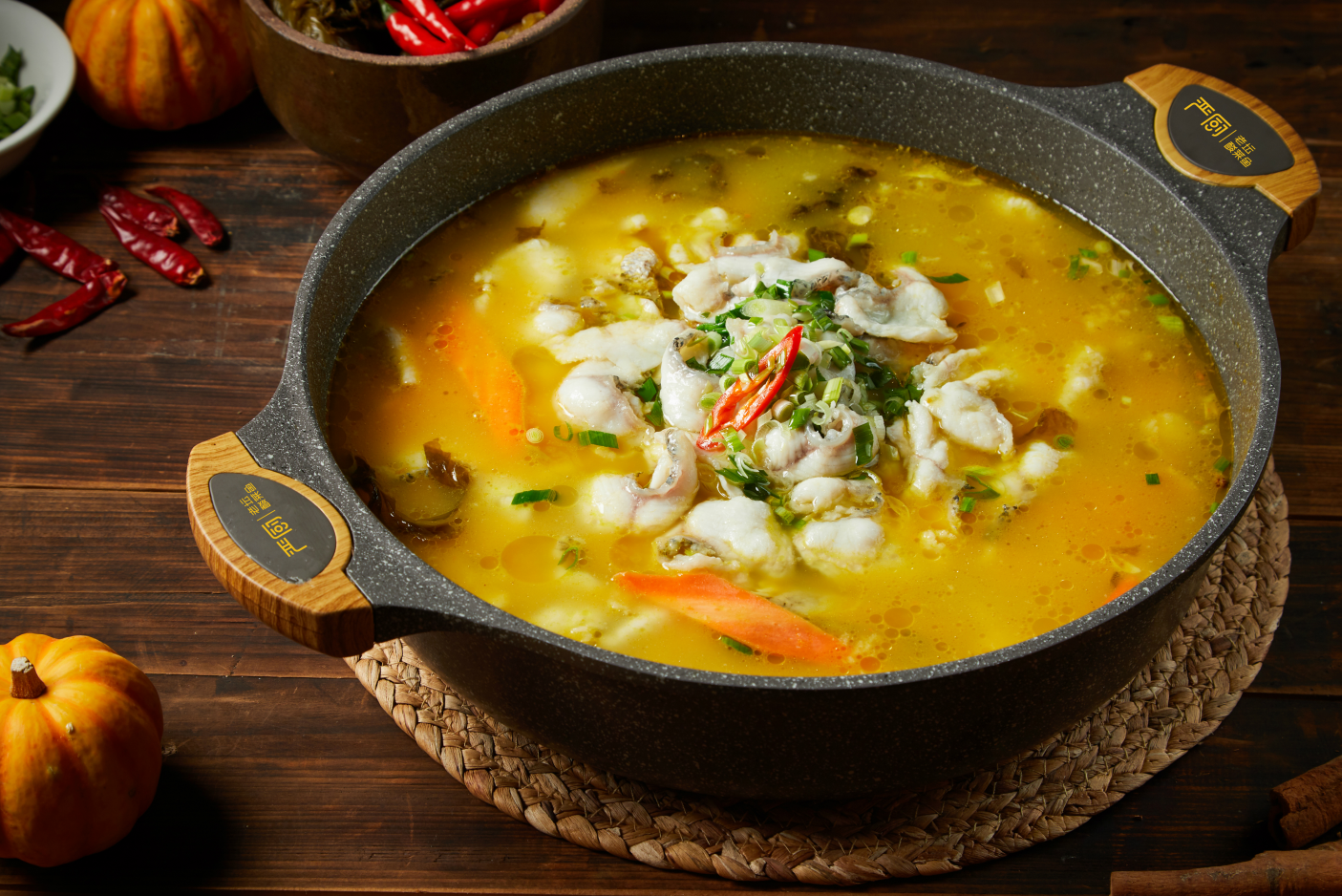 是一家以老坛为主要装饰元素的酸菜鱼主题餐厅品