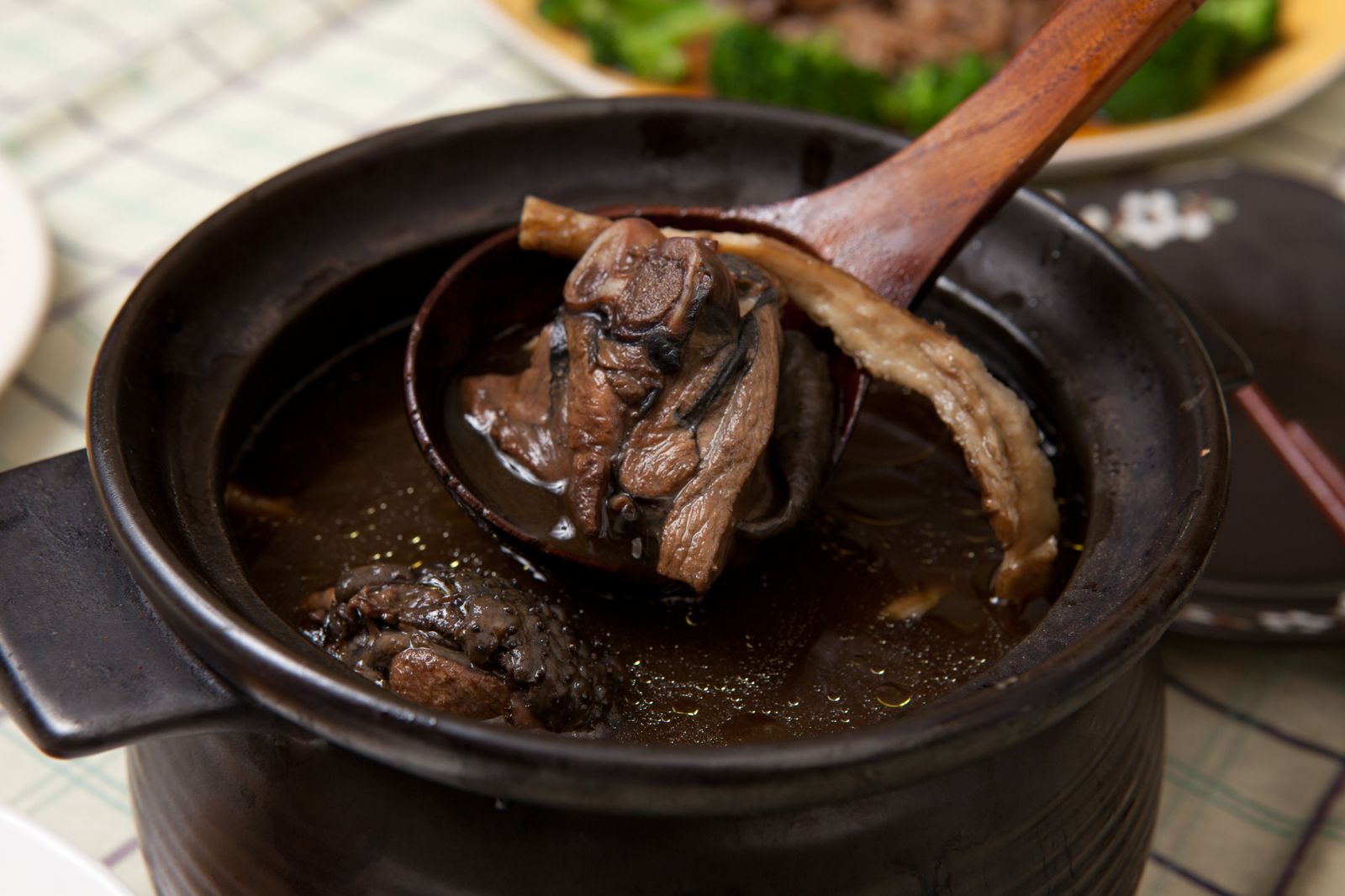 雪耳灵芝乌鸡煲