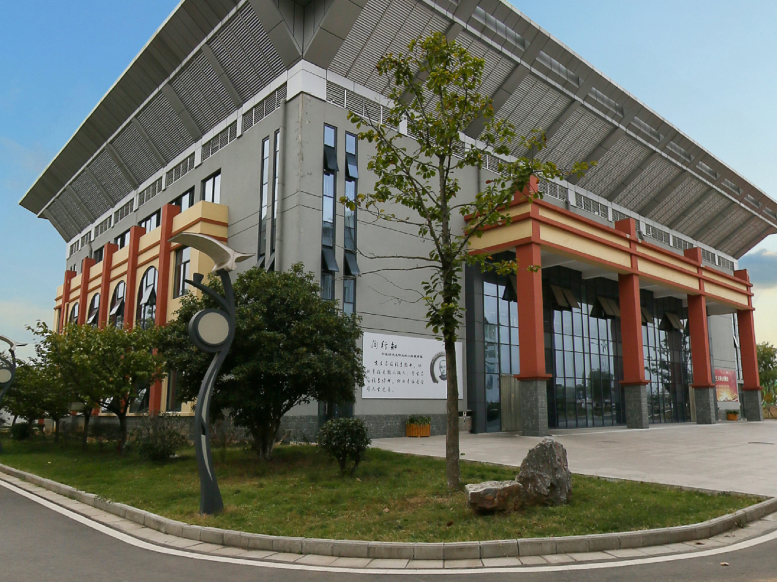 句容市春城中学