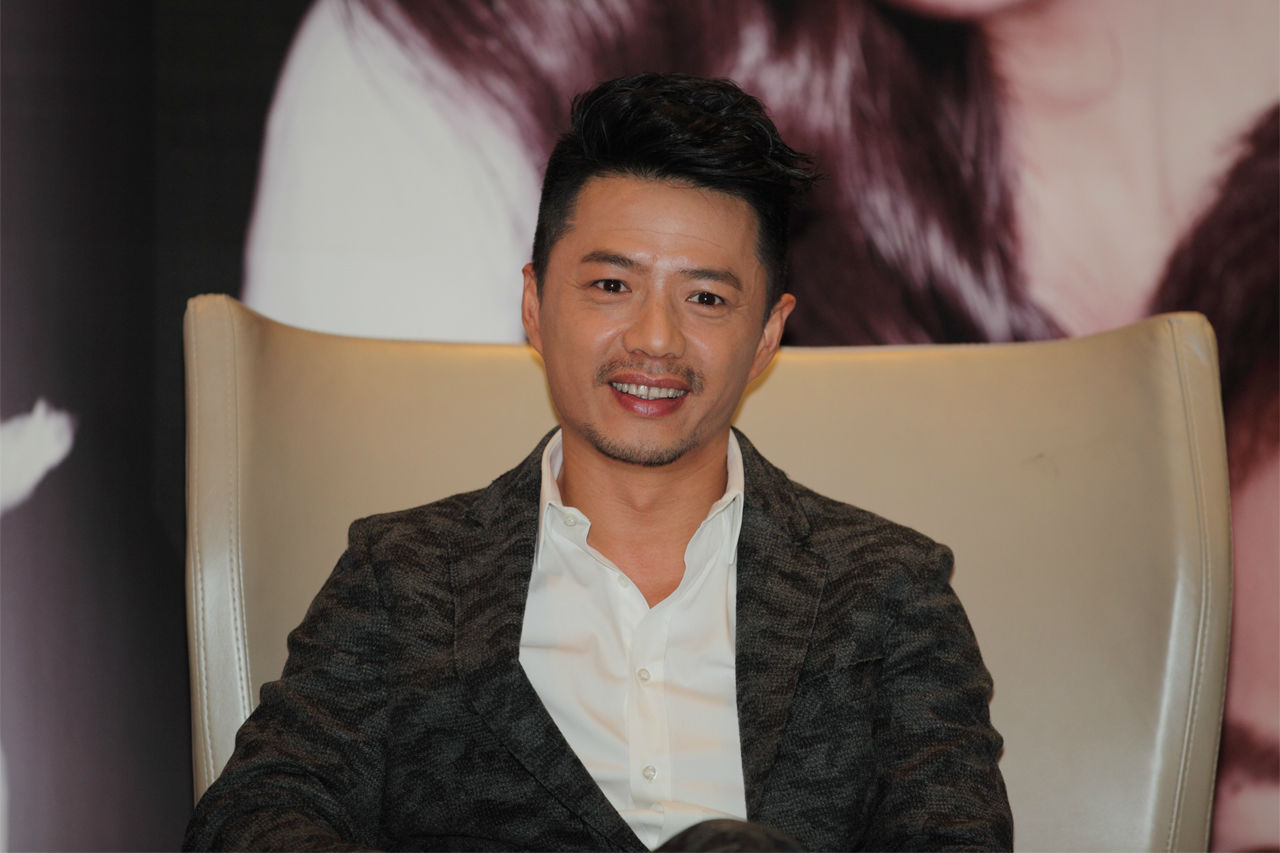  p>段奕宏,本名段龙,1973年5月16日出生于新疆伊犁伊宁市,中国内地男