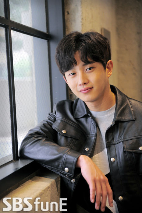  p>金玟锡(         ),1990年1月24日出生于韩国釜山广域市,韩国男