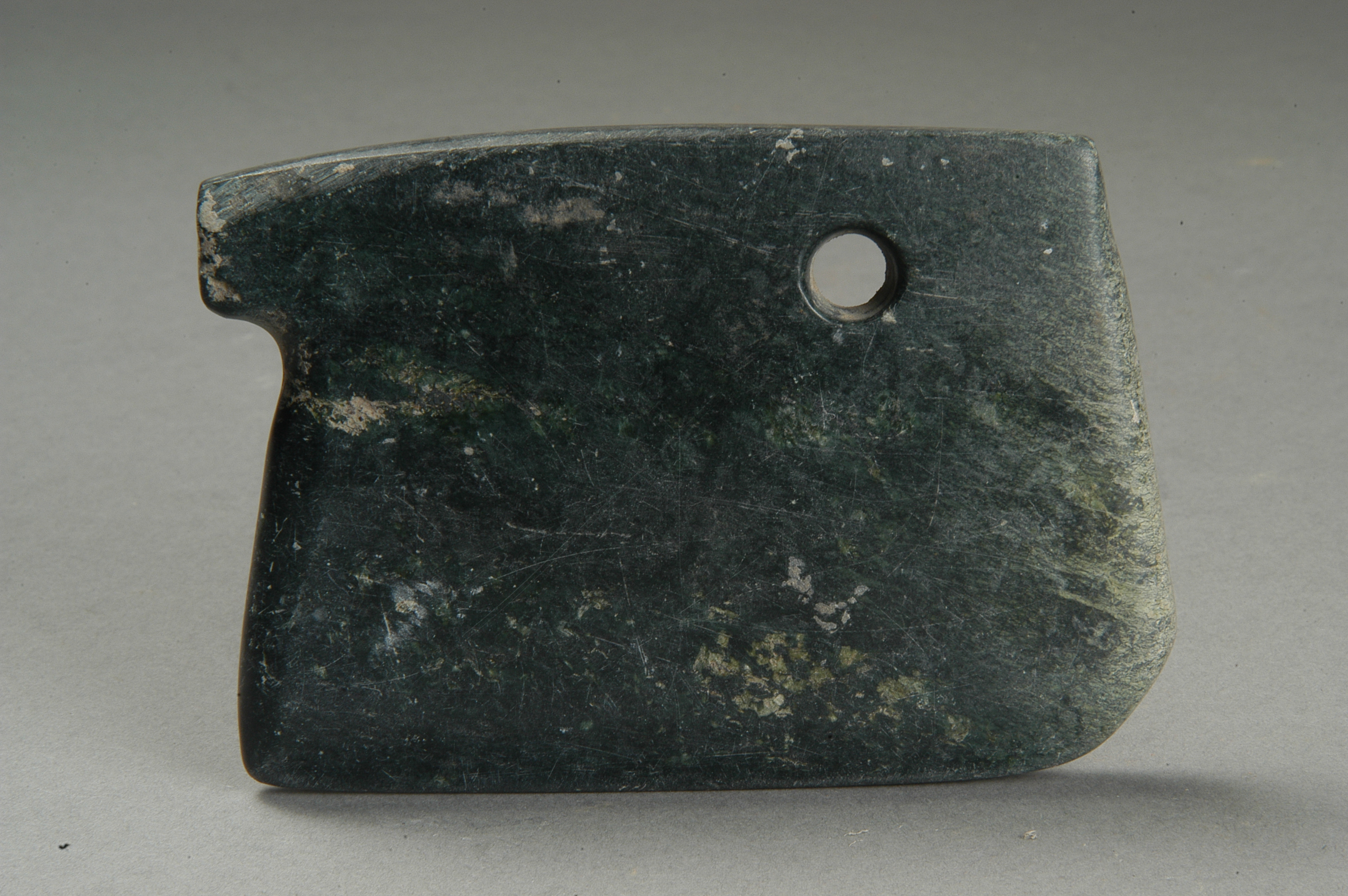  p>龙山文化单孔带柄石刀为新石器时期的石器,刀略呈方形,器身扁厚