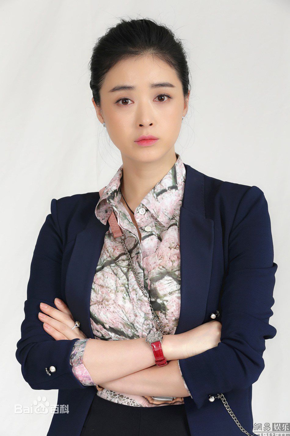 大学法学院的高材生,是天海最大民营企业汤业集团创史人汤继业养女,实