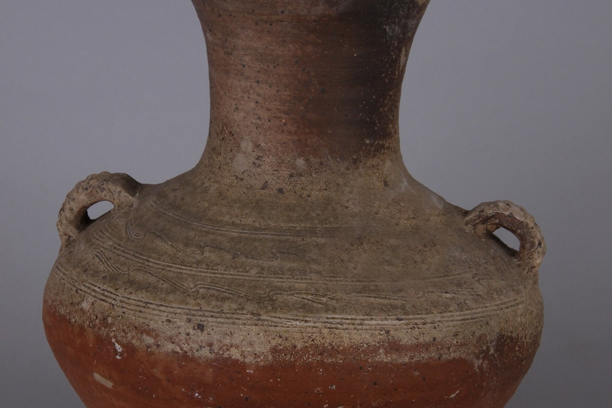 西汉茶黄釉弦纹双耳陶壶