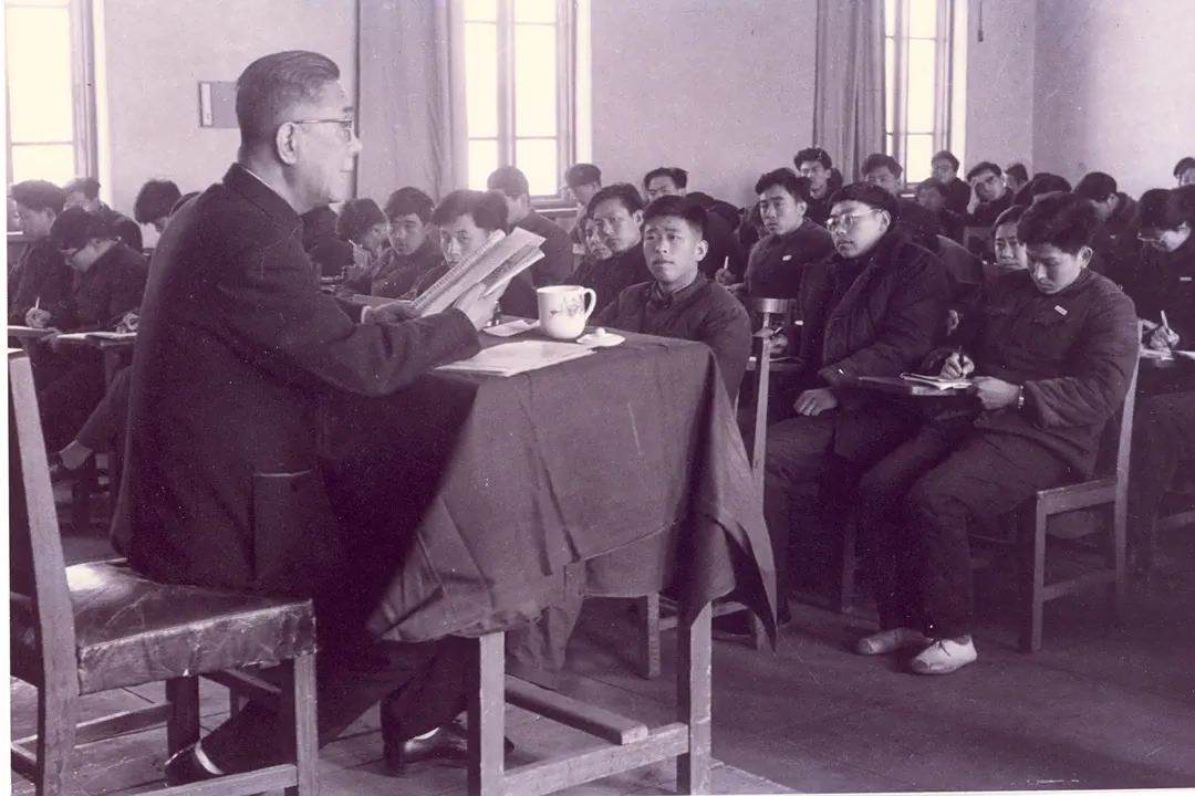<p>1963年，顾仲彝来中央戏剧学院讲学