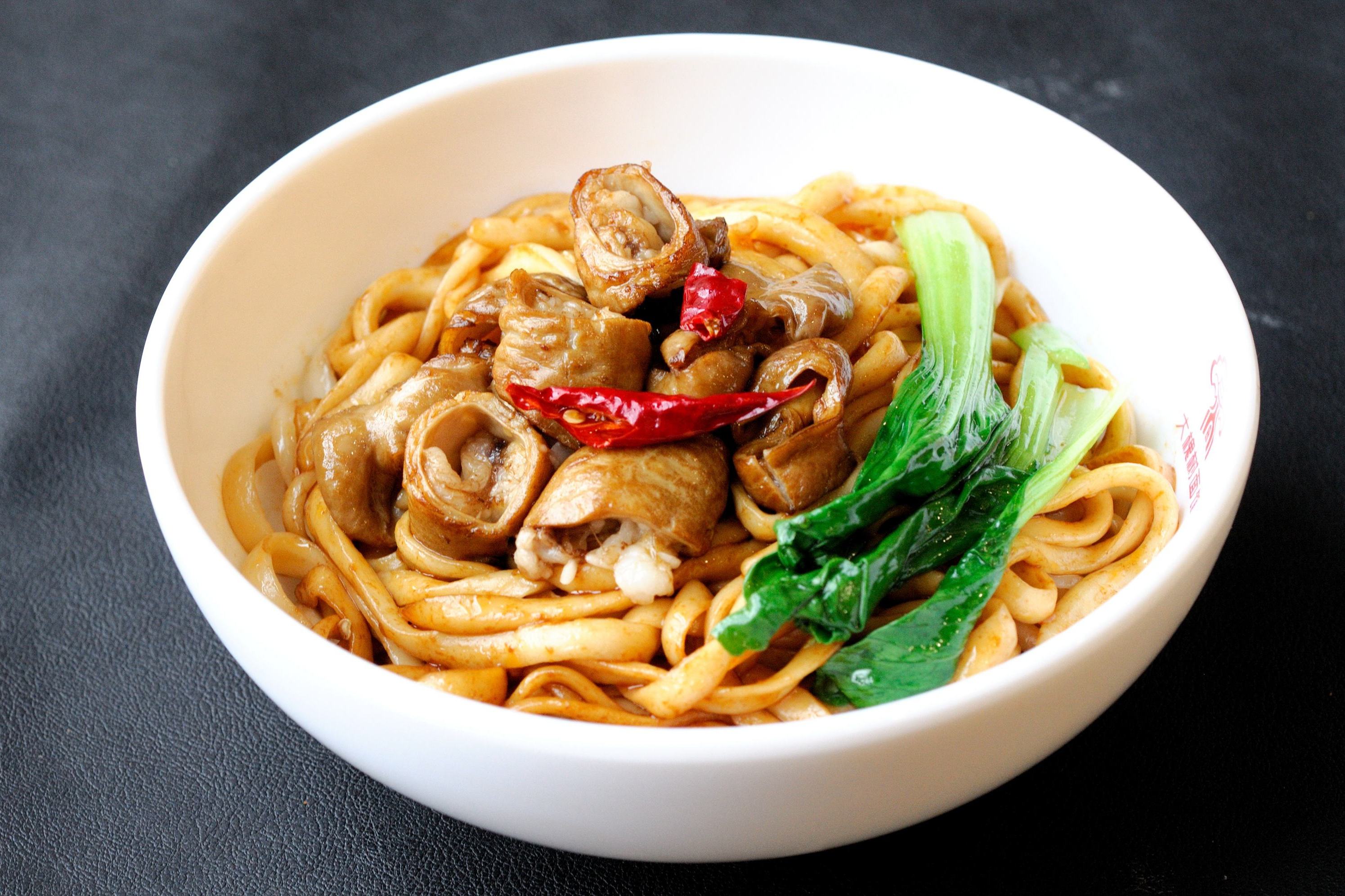  p data-id="go0irfqibe">刀拔面是山西特色面食,原料为面粉和水,采用