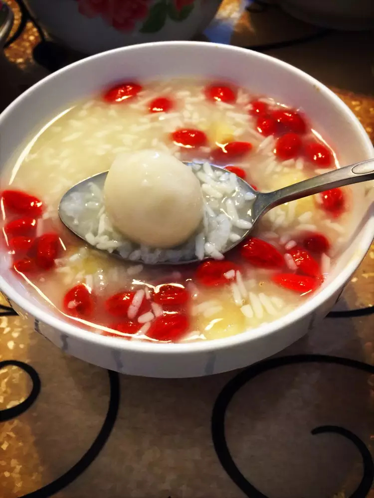  p>醪糟小汤圆是四川一带的小吃,属于川菜系.