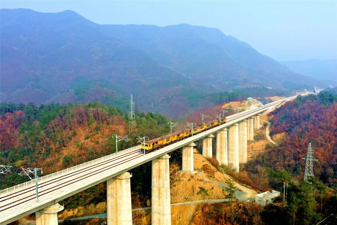  p>郑渝高速铁路(zhengzhou-chongqing high-speed railway),简称郑渝
