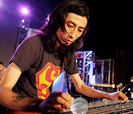 中国摇滚乐新教父,著名摇滚歌手,"冷血动物"乐队主唱谢天笑因吸食大麻