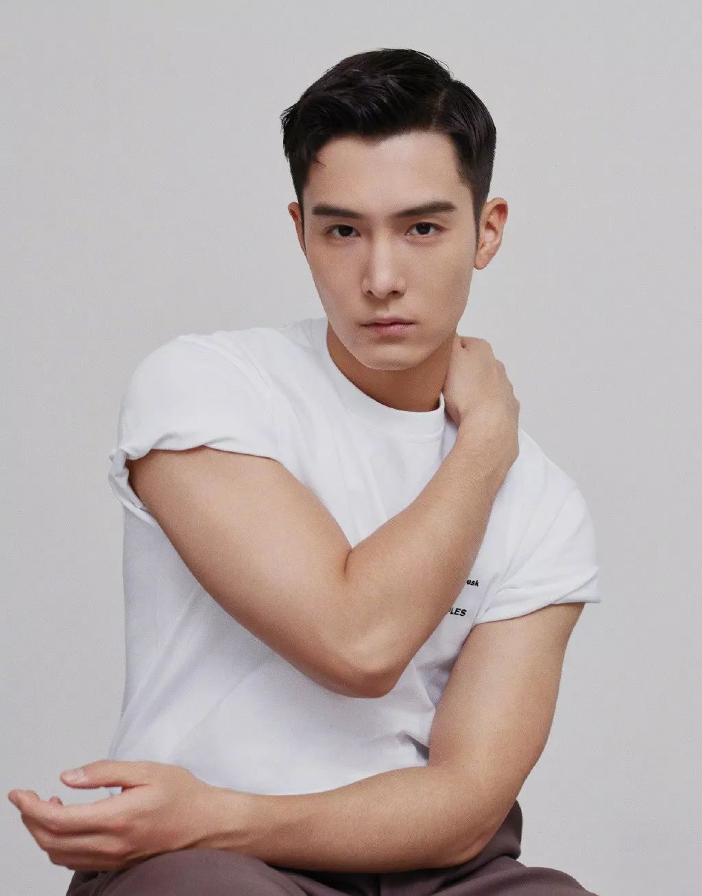 原名盛翔,1990年9月23日出生于浙江省杭州市,中国内地男演员