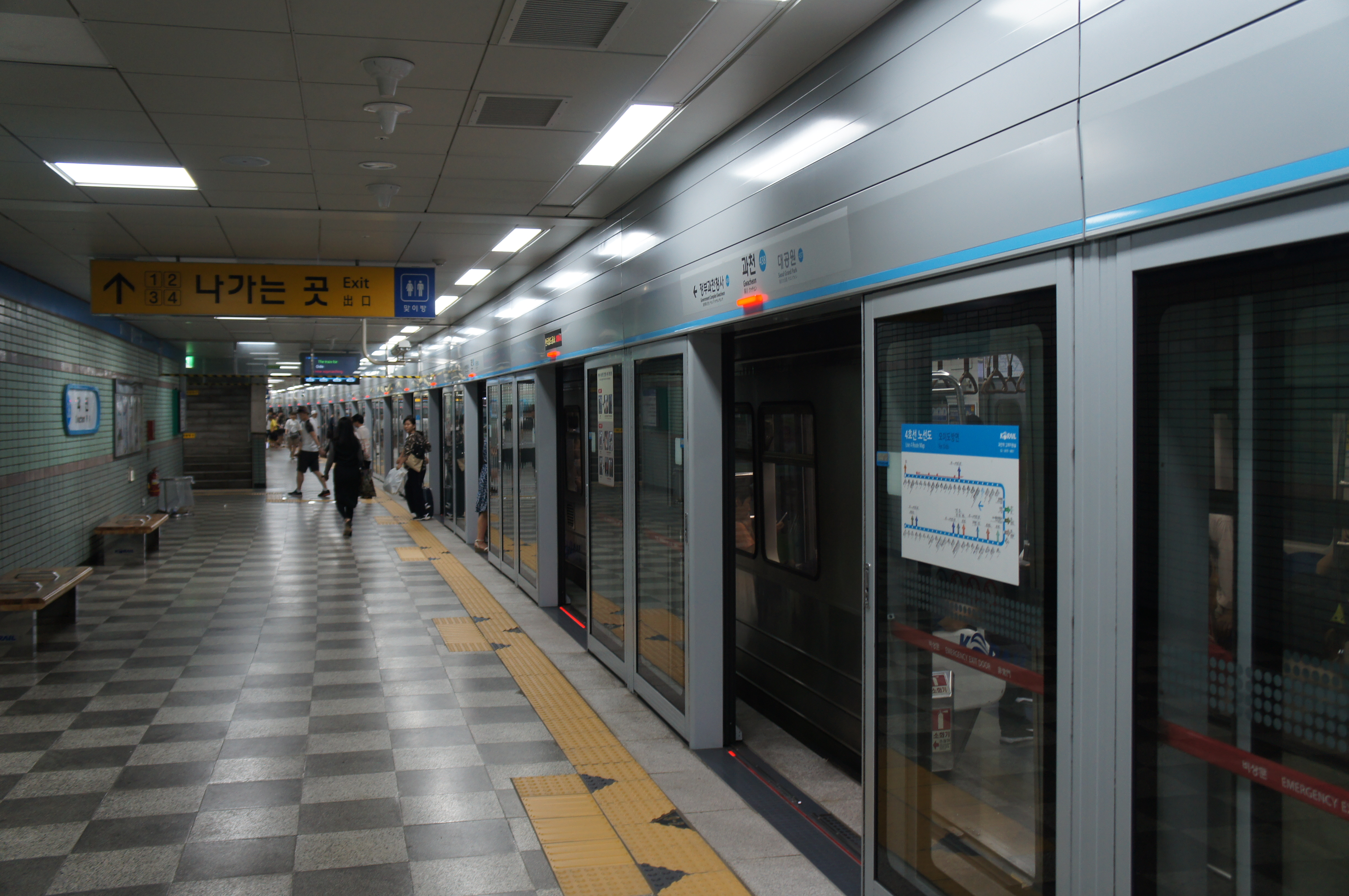  p> b>果川站 /b>是一个位于京畿道果川市别阳洞,属于 a target="