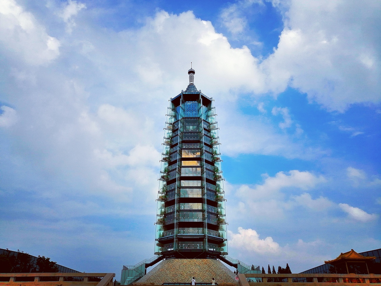 报恩寺琉璃宝塔位于 a target="_blank" href="/item/南京市/2207627"