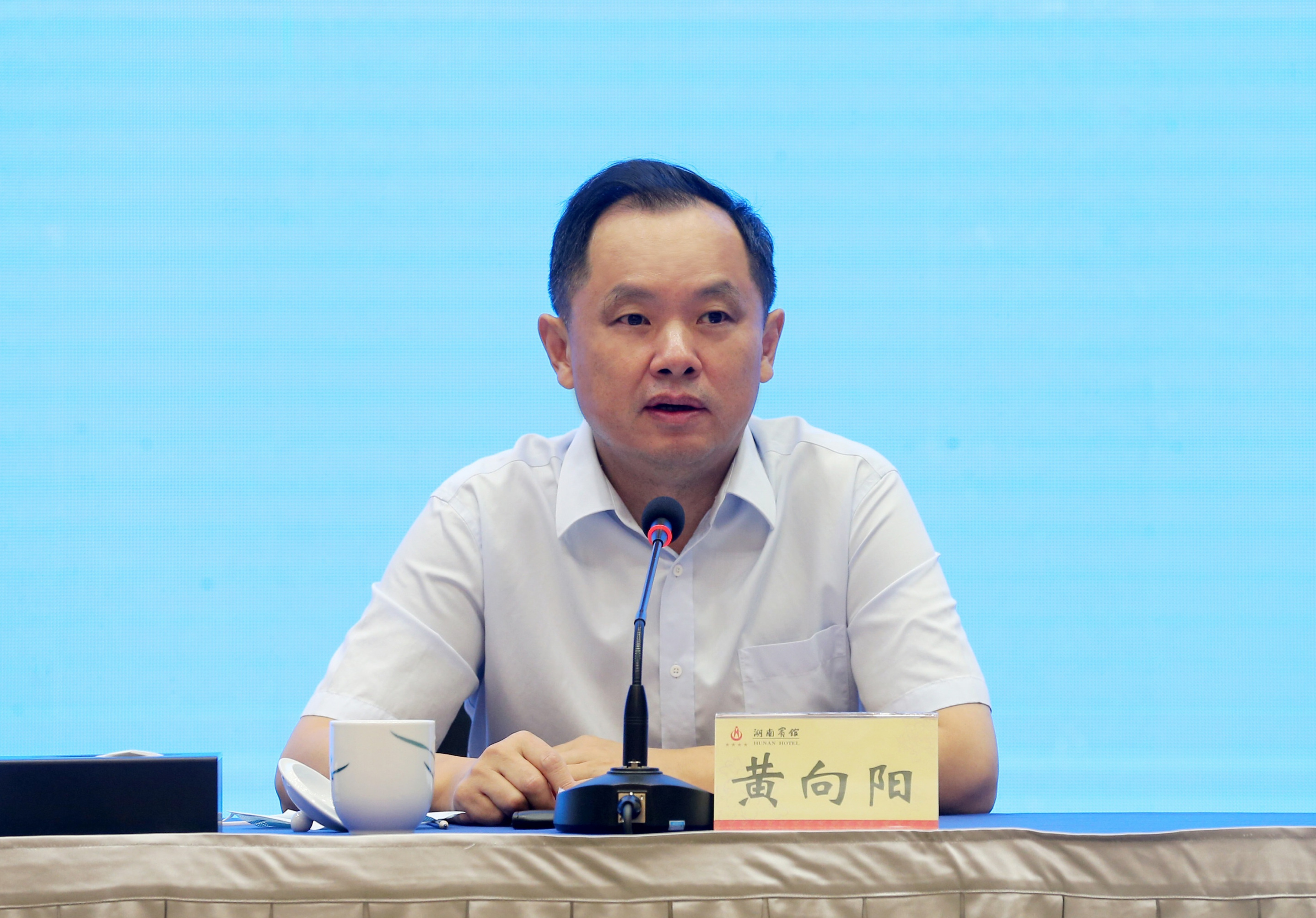  p>黄向阳,男,汉族,1967年8月出生,湖南宁乡人,在职博士研究生学历