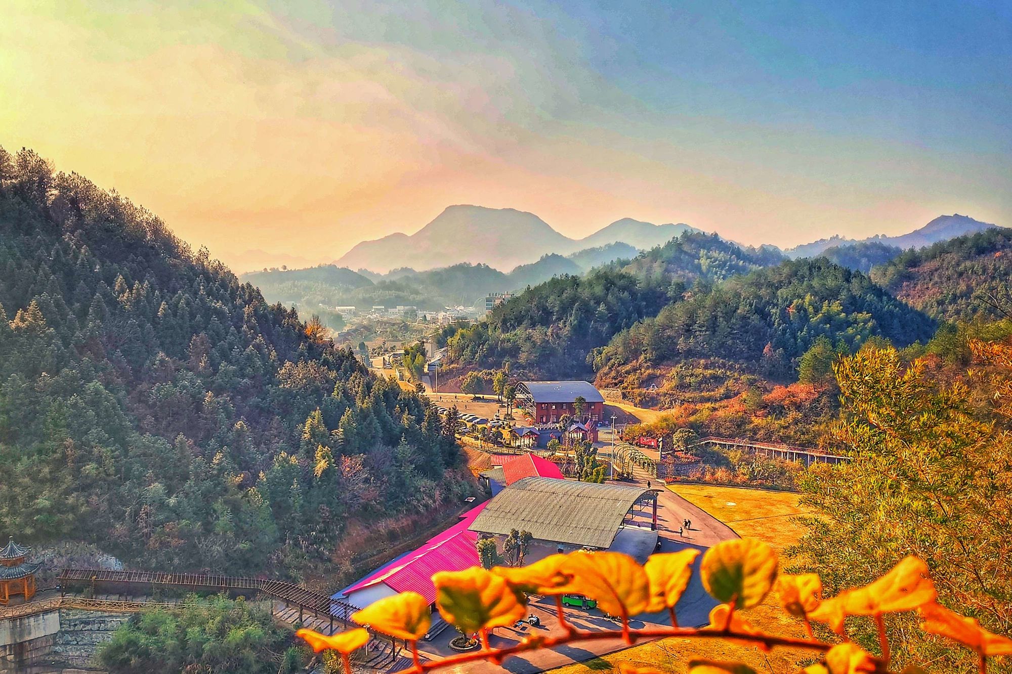 柃蜜小镇·白崖山景区位于咸宁市崇阳县