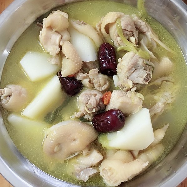  p>铁棍山药煲老母鸡汤是一道汤类菜品,以老母鸡等为原料,以葱,料酒等