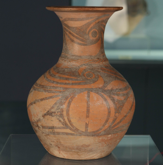  p>石岭下类型彩陶鸟纹壶是新石器时代晚期 马家窑文化(距今5300