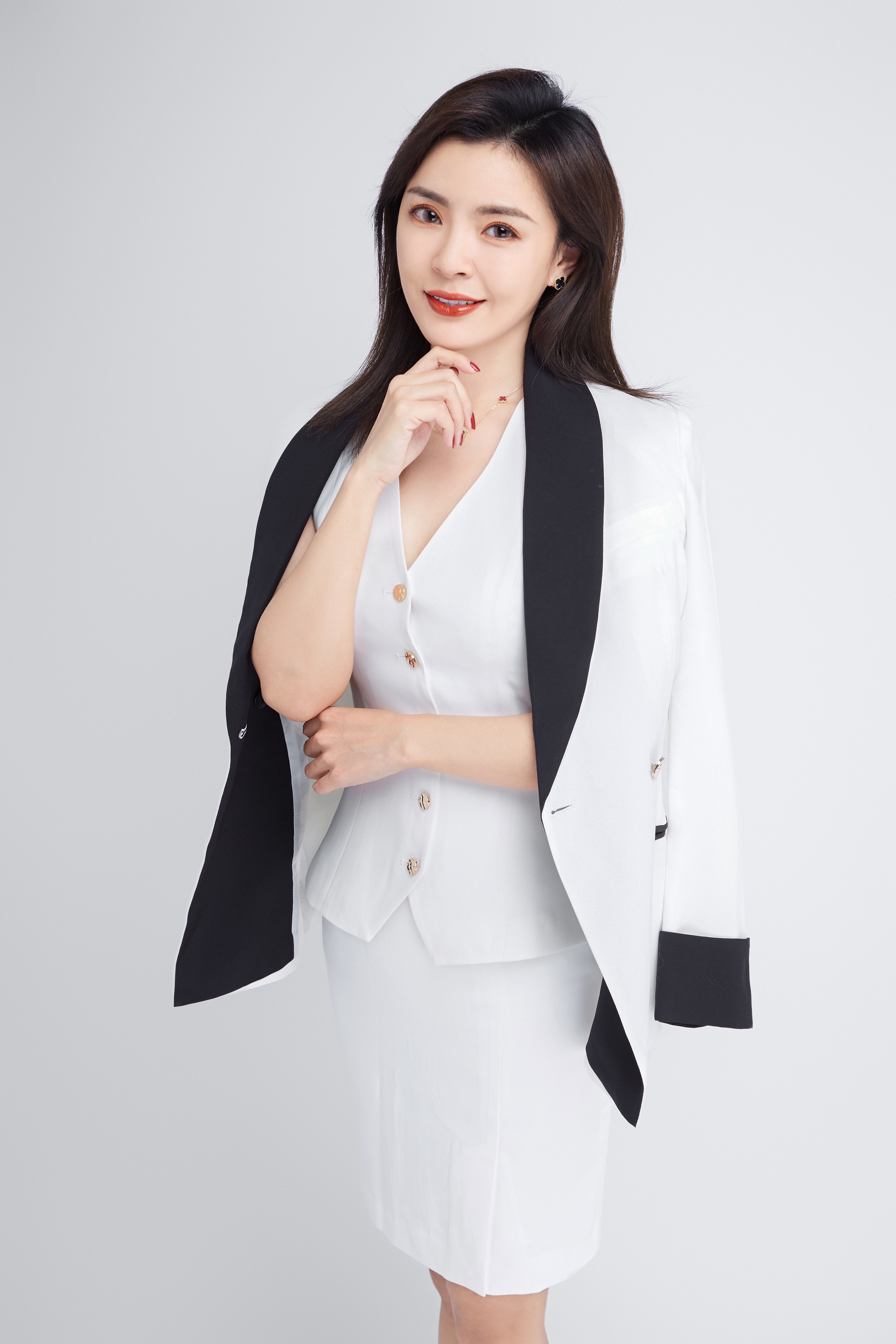  p>夏天,女,fm969主持人,2016年北京fm969全程直播"城俱杯中韩明星