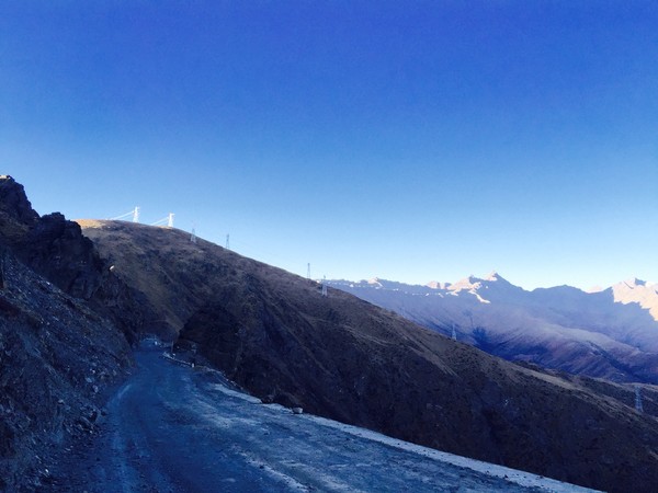  p>布丹拉山,是乘车往西藏加查县必经之路,海拔4910米,从山底到山顶的